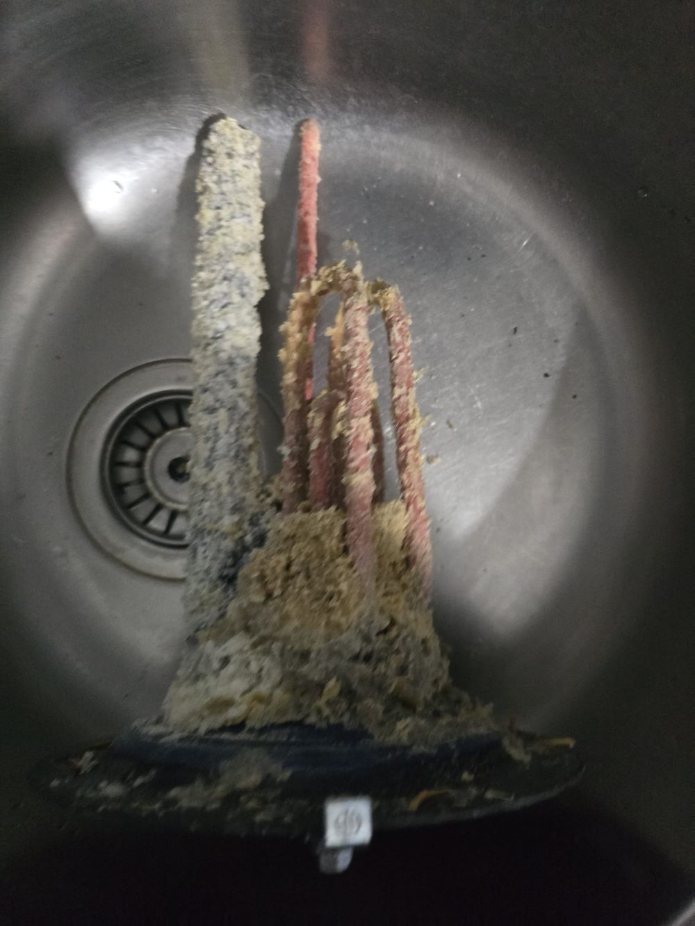 Résistance de chauffe-eau électrique fortement entartrée avant remplacement